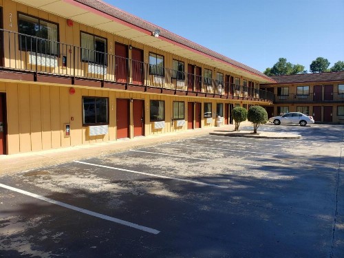 Super 7 Inn - image 6