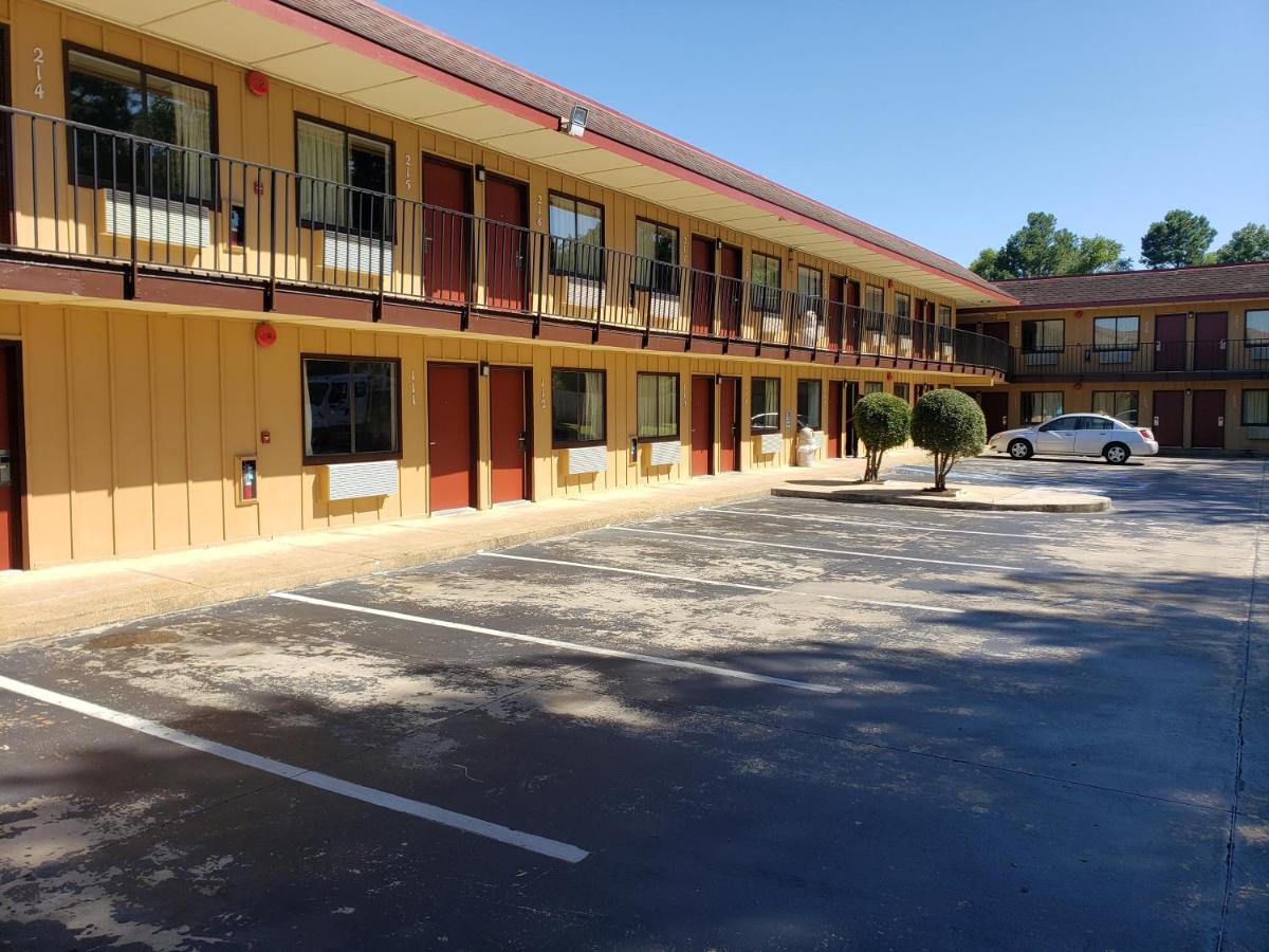 Super 7 Inn - image 6