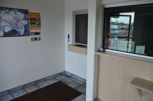 Super 7 Inn - image 7