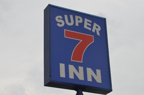 Super 7 Inn - image 9
