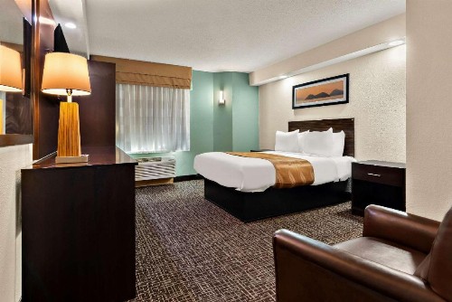 Quality Inn - image 15