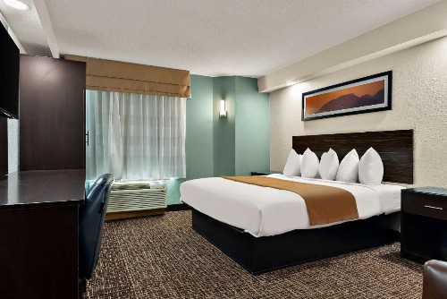 Quality Inn - image 19