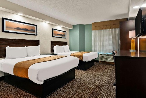 Quality Inn - image 20