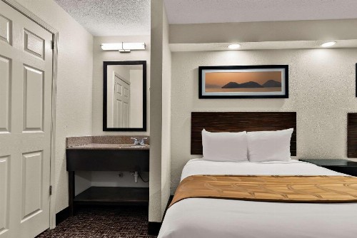 Quality Inn - image 23