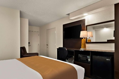 Quality Inn - image 5