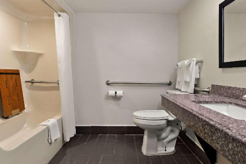 Quality Inn - image 6