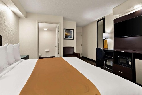 Quality Inn - image 8