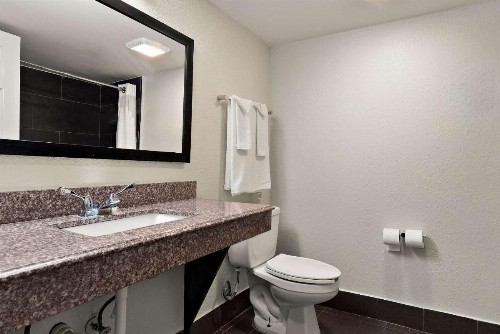 Quality Inn - image 9