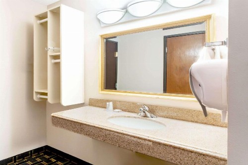 Baymont by Wyndham Memphis East - image 10