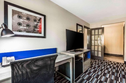 Comfort Inn Airport - image 10
