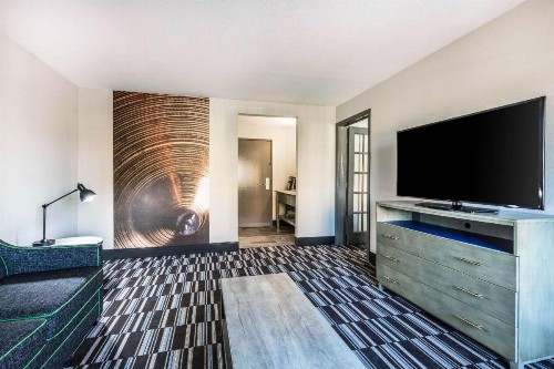 Comfort Inn Airport - image 11