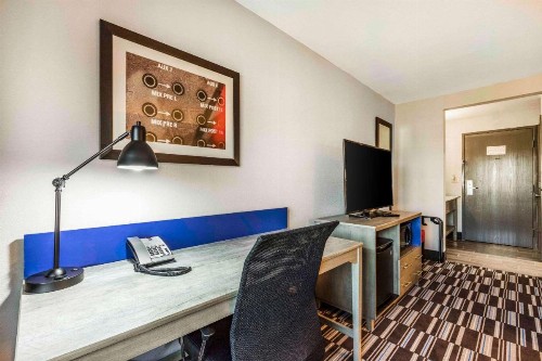 Comfort Inn Airport - image 23