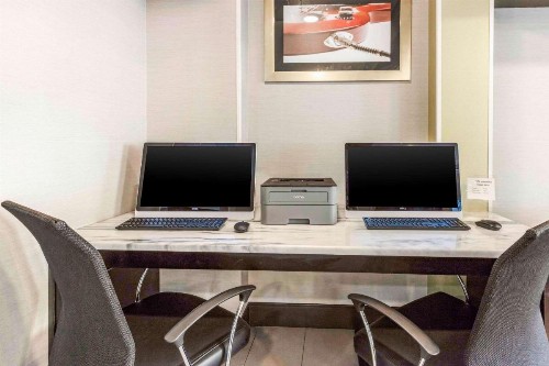 Comfort Inn Airport - image 32
