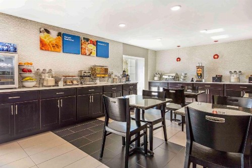 Comfort Inn Airport - image 33