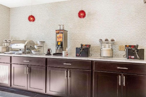 Comfort Inn Airport - image 35