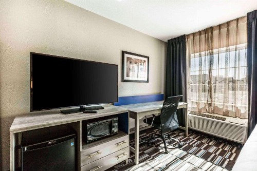Comfort Inn Airport - image 6