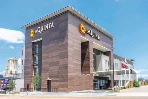 La Quinta by Wyndham Memphis Downtown - image 1