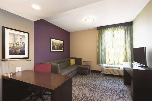 La Quinta by Wyndham Memphis Downtown - image 10