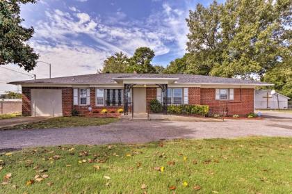 memphis Home with Smoker about 2 miles to Graceland