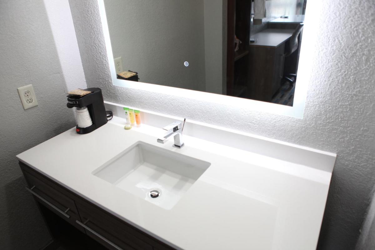 Budgetel Inn & Suites Memphis - image 2