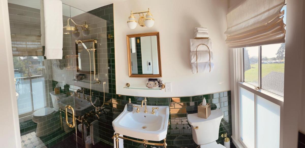 Nicholson House Inn & Spa - image 5