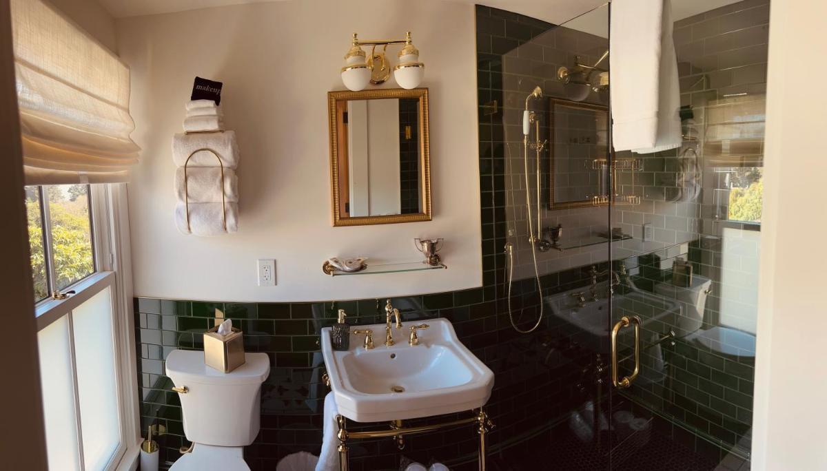 Nicholson House Inn & Spa - image 7