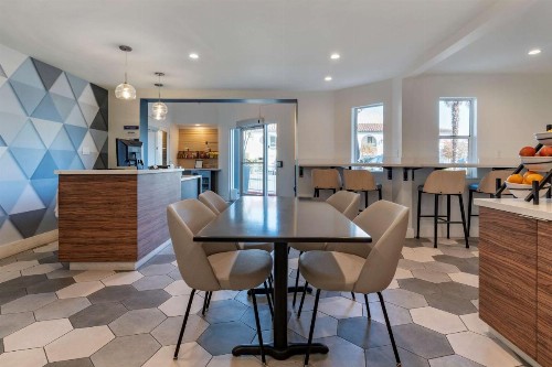 Best Western Plus Executive Suites - image 19