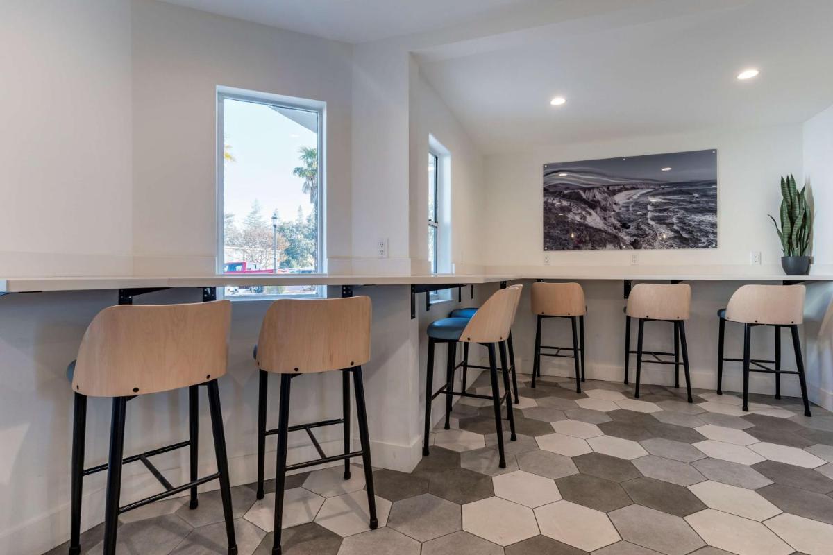 Best Western Plus Executive Suites - image 2