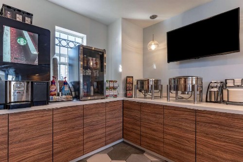 Best Western Plus Executive Suites - image 24