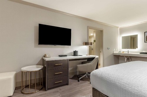 Best Western Plus Executive Suites - image 25