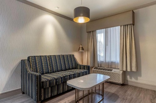Best Western Plus Executive Suites - image 3