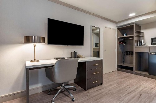 Best Western Plus Executive Suites - image 32