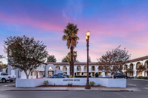 Best Western Plus Executive Suites - image 8