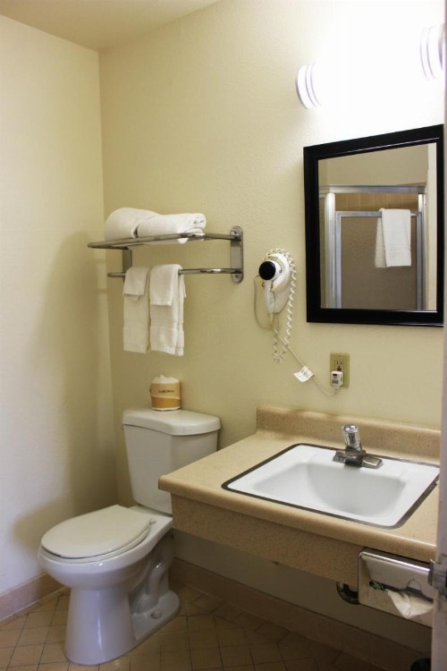 Rodeway Inn Merced - image 11
