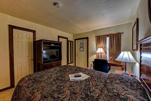 Aladdin Motel - image 15
