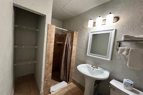Aladdin Motel - image 25