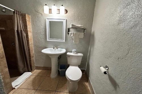 Aladdin Motel - image 26