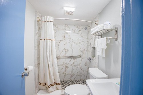 Aladdin Motel - image 33