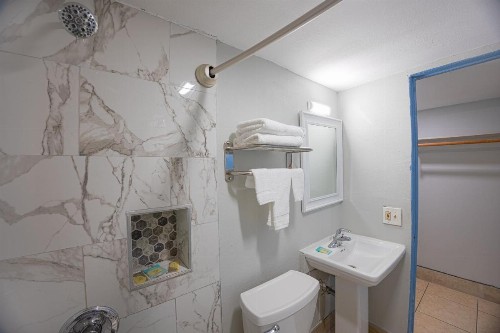 Aladdin Motel - image 34