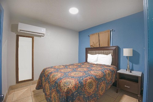 Aladdin Motel - image 36