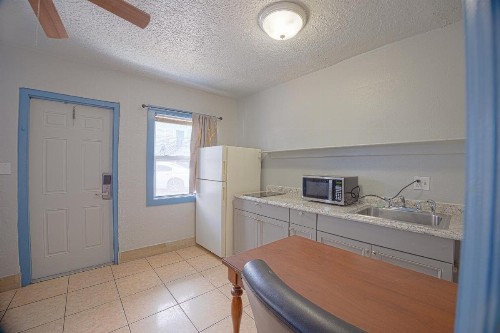 Aladdin Motel - image 38