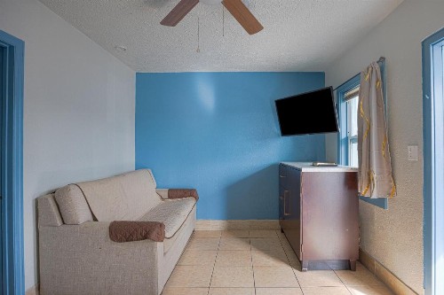 Aladdin Motel - image 39