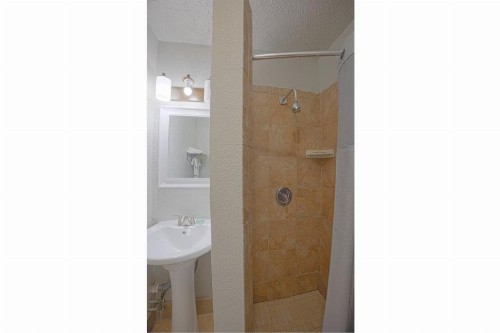 Aladdin Motel - image 50