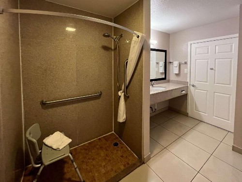 Econo Lodge Inn & Suites Mesa - image 10