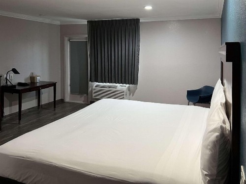 Econo Lodge Inn & Suites Mesa - image 2