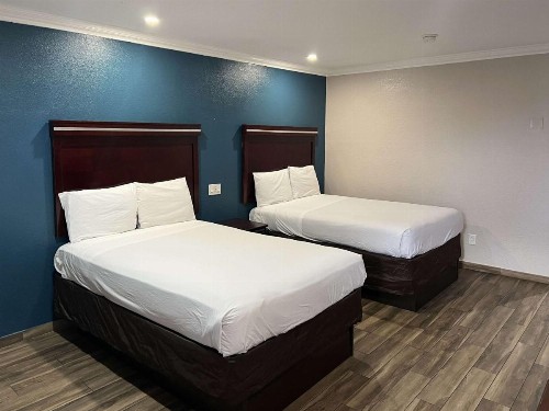 Econo Lodge Inn & Suites Mesa - image 26