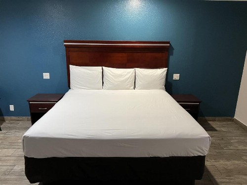 Econo Lodge Inn & Suites Mesa - image 32