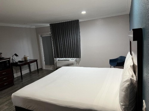 Econo Lodge Inn & Suites Mesa - image 33