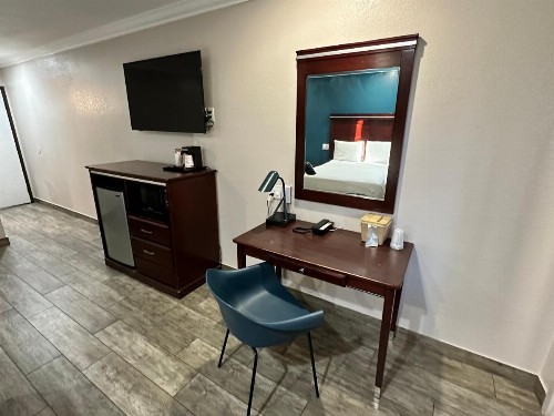 Econo Lodge Inn & Suites Mesa - image 37