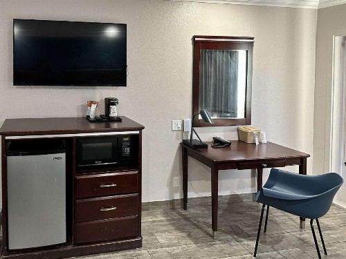 Econo Lodge Inn & Suites Mesa - image 41